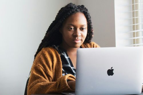 pic-about-lady-laptop